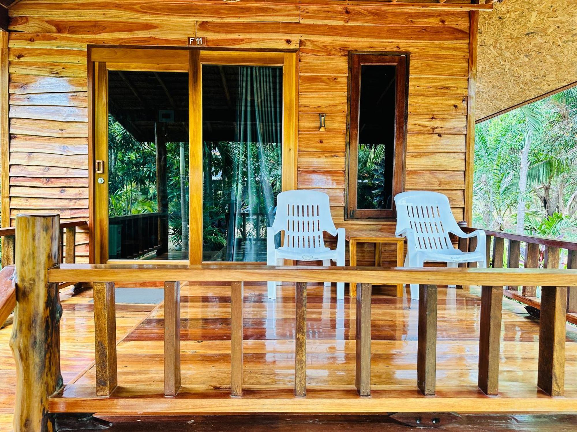 Koh Jum Bungalow & Hostel Exterior photo