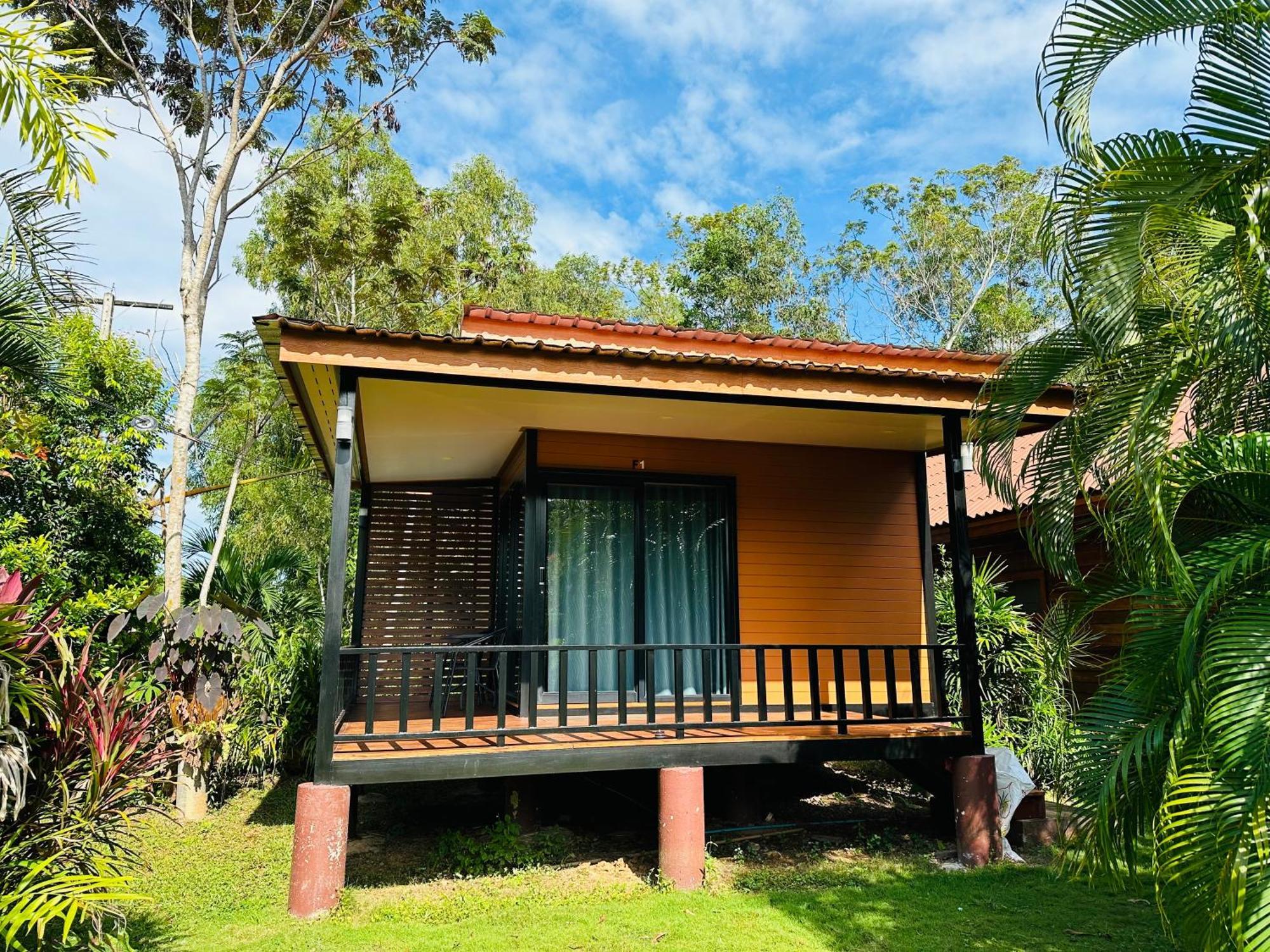 Koh Jum Bungalow & Hostel Exterior photo