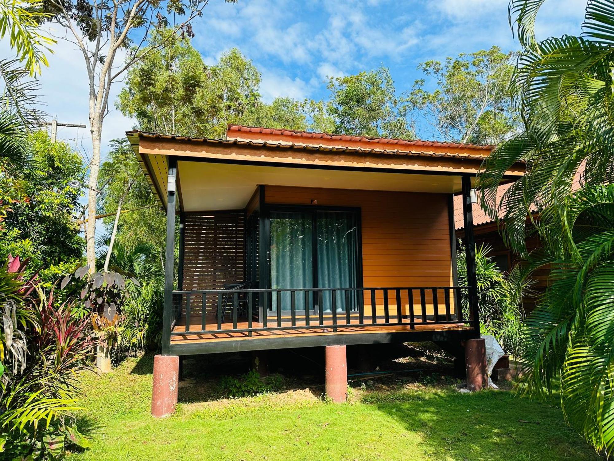 Koh Jum Bungalow & Hostel Exterior photo