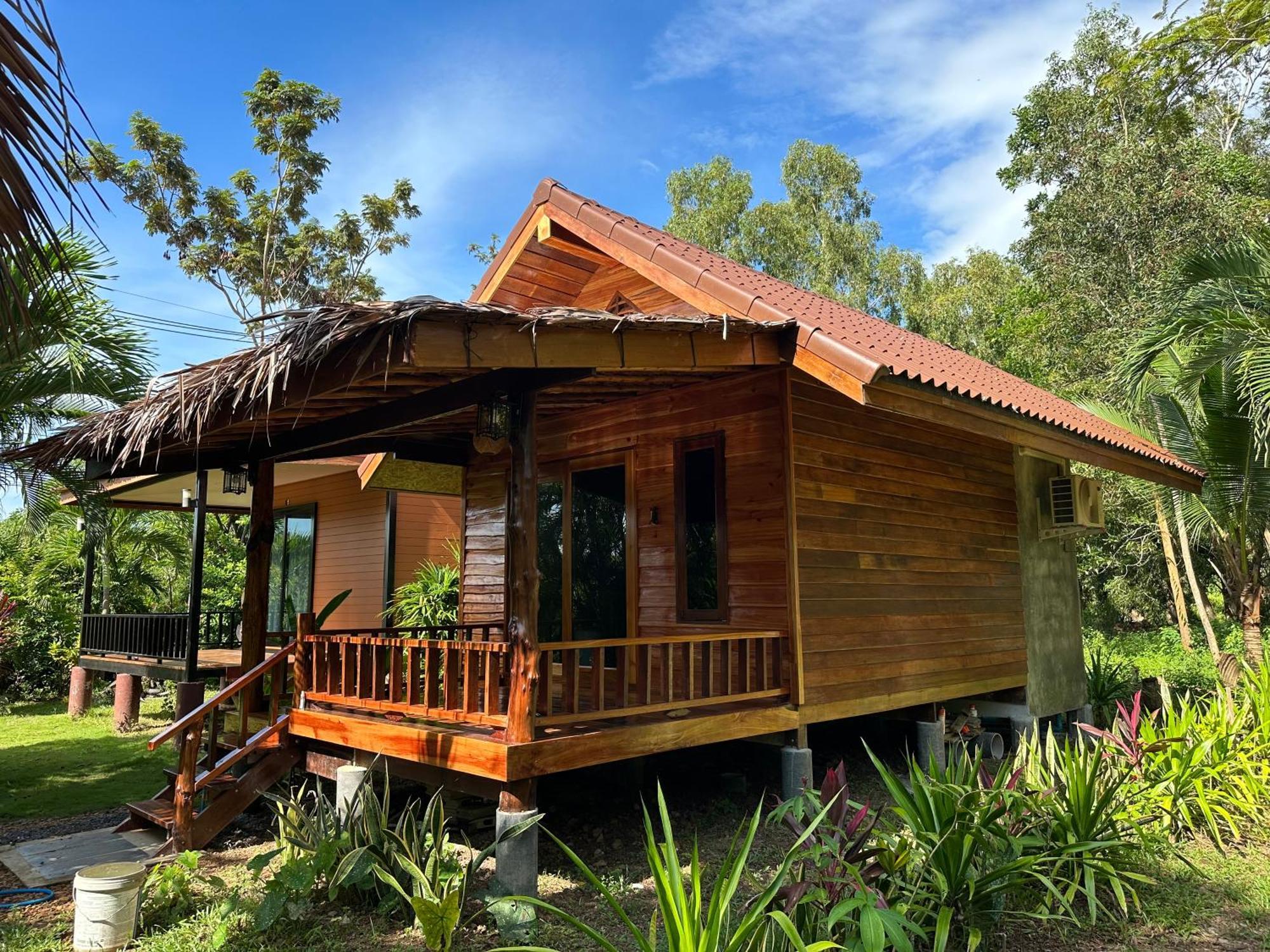 Koh Jum Bungalow & Hostel Exterior photo