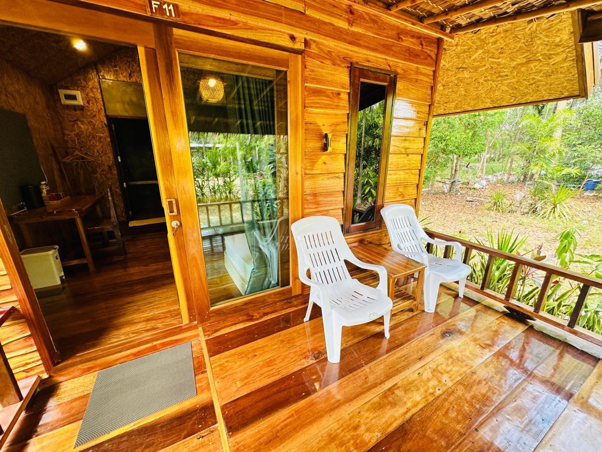 Koh Jum Bungalow & Hostel Exterior photo