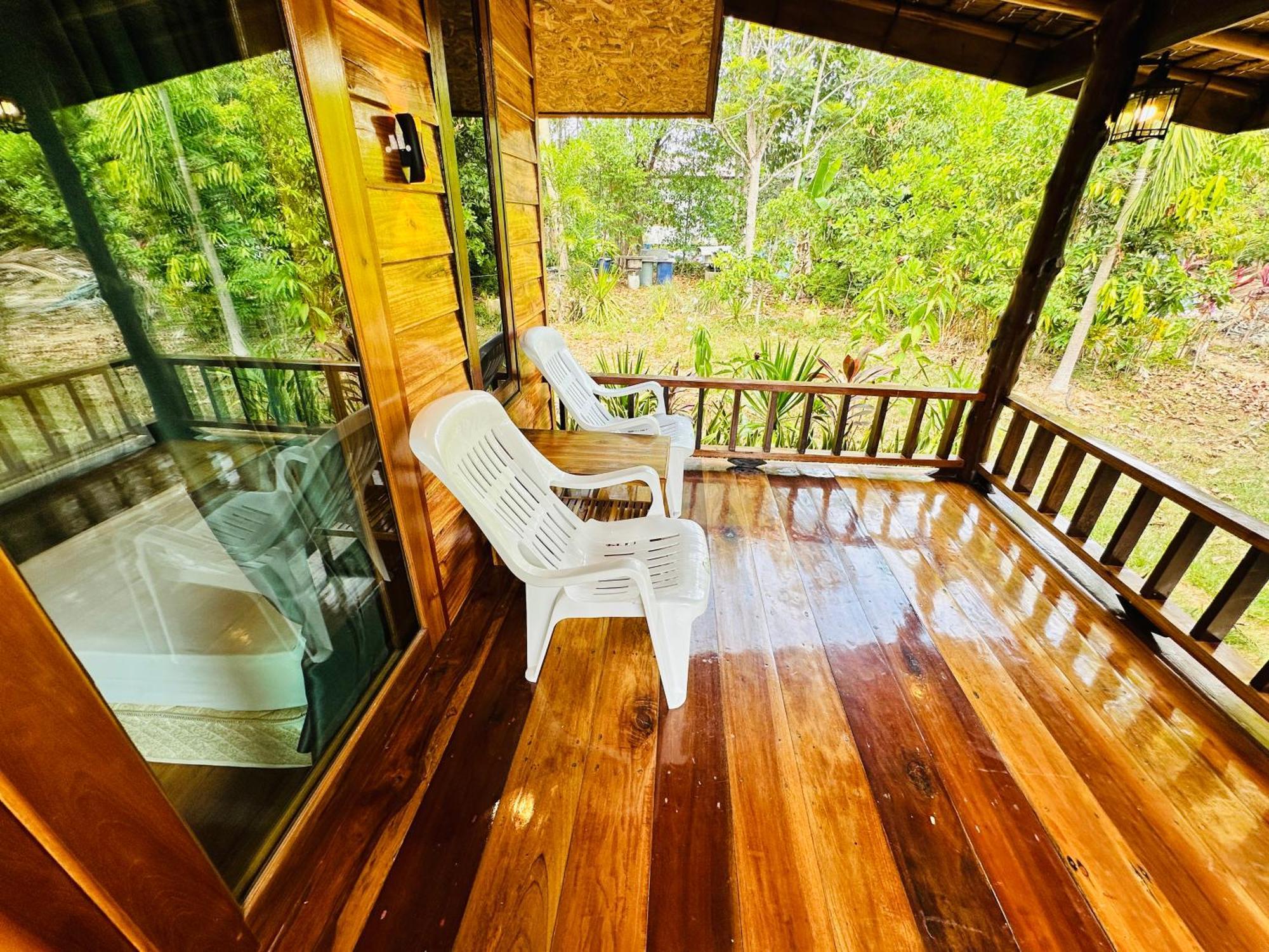 Koh Jum Bungalow & Hostel Exterior photo