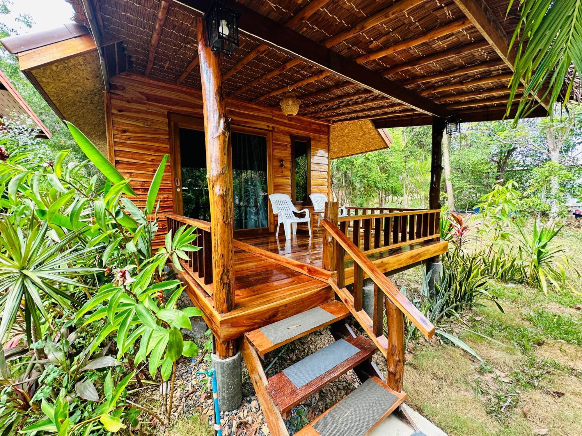 Koh Jum Bungalow & Hostel Exterior photo